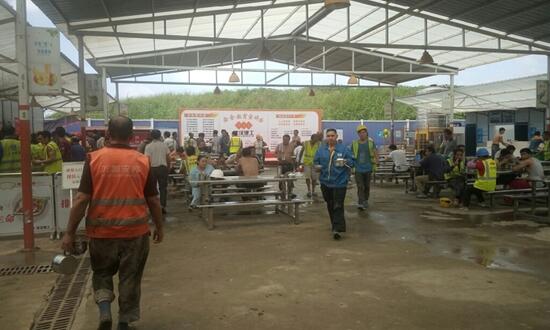 工地飯?zhí)贸邪? />
</p>
<p>
	每天做兩餐，20塊一天，一年除去節(jié)假日算300天，假設(shè)300個(gè)人一定會(huì)去吃飯，這樣你在這300個(gè)人中可以得到180萬(wàn)的總銷(xiāo)售額。這是一個(gè)總數(shù)，成本可根據(jù)自身情況，及當(dāng)?shù)夭少?gòu)物價(jià)，資金計(jì)算出大概，就知道有多少利潤(rùn)空間了。
</p>			</div>
			<!-- /content -->
			<div   id=